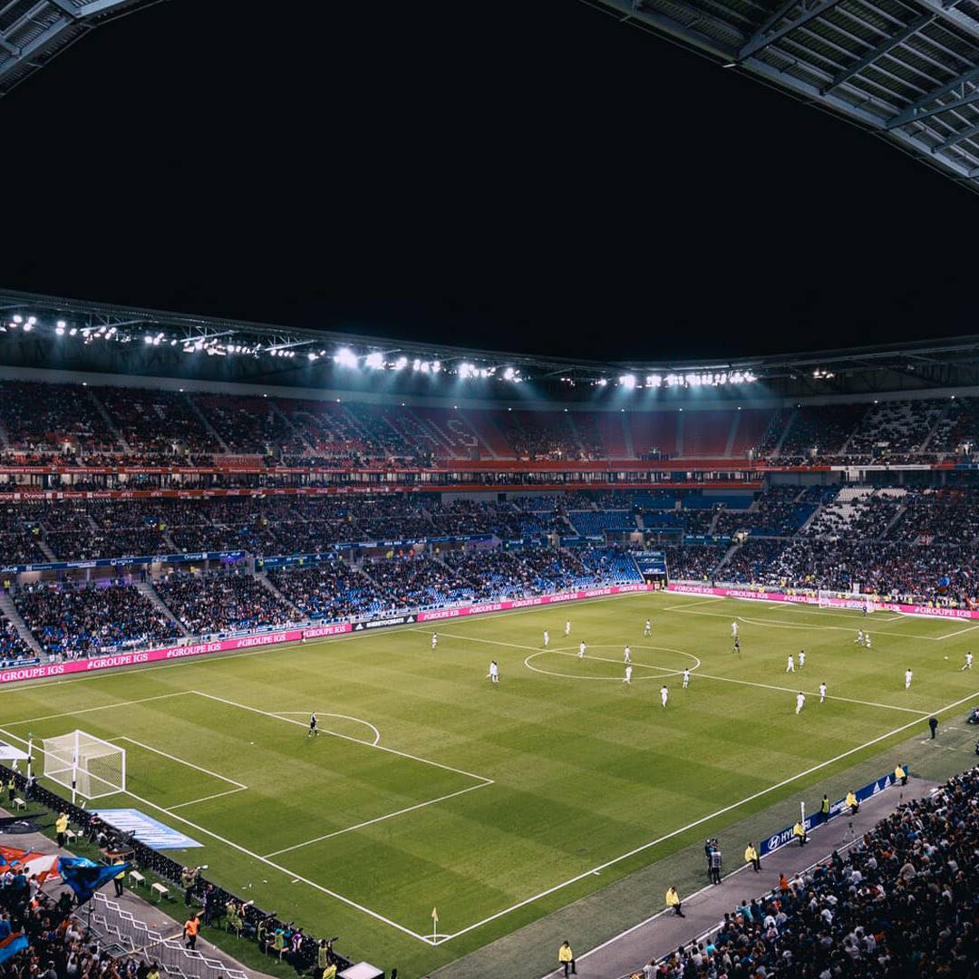 Stade de football vu des tribunes